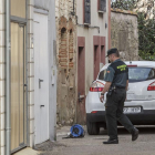 Imagen de un agente junto a la vivienda de los fallecidos-Santi Otero