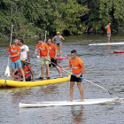 Practicantes de paddle surf en las Moreras.-J.M. LOSTAU