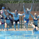 Salto a la piscina de los participantes tras el acto inaugural de ‘Mojate por la esclerosis múltiple 2018’ en la piscina Juan de Austria.-J.M. LOSTAU