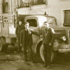 Camión de reparto en 1958, en los inicios de la empresa. En la imagen Jesús, cuñado del fundador, Simón Olmos y Pedro, hijo de éste.-L.P.