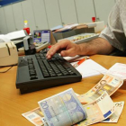 El número de oficinas de banca ha caído un 6,1% en el último año.-HDS