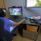 Un niño juega con una videoconsola Play Station 4.-PABLO REQUEJO / PHOTOGENIC