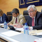 Alejandro Menéndez (d) junto a Mitadiel y Fernández (i), ayer en la comisión de investigación de las cajas.-J.M. LOSTAU
