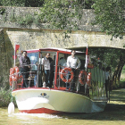 Un grupo de turistas a bordo del barco ‘Antonio de Ulloa’ recorre el Canal de Castilla desde Medina de Rioseco.-EL MUNDO