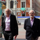 Álex Grijelmo y José María Merino, ayer, momentos antes de participar en la mesa redonda ‘Un idioma sin límites’.-ICAL