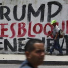 Pintadas callejeras en contra del bloqueo económico de los EEUU a Venezuela.-AP