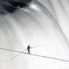 Nik Wallenda, en su 'travesía' sobre las cataratas del Niágara, en el 2012..-Foto:  DISCOVERY MAX