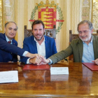 Antonio Largo, Óscar Puente y Manuel Saravia firman el convenio en el Ayuntamiento de Valladolid.-E. M.