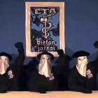 Tres miembros de ETA leyendo un comunicado, en septiembre del 2010-EL PERIÓDICO / ARCHIVO