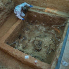 Excavación en la Fosa 113 del complejo de fosas comunes del cementerio de Paterna (Valencia), donde yacen más de 1.000 fusilados por el franquismo.-MIGUEL LORENZO