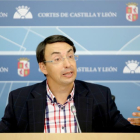El portavoz de Educación del Grupo Parlamentario Socialistas, Fernando Pablos, valora en rueda de prensa las reválidas de la ESO y Bachillerato y avanza las propuestas del GPS para el próximo periodo de sesiones.-ICAL