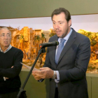 El alcalde de Valladolid, Óscar Puente, presenta el Belén Monumental realizado por la Agrupación Belenista “La Adoración”, con el trabajo de uno de sus fundadores, José María Villa (I)-Ical