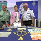 El general de la Guardia Civil Sualdea, la delegada Salgueiro y el comisario jefe de Policía de Castilla y León, Jorge Zurita, con el material intervenido.-ICAL