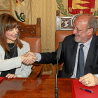 El alcalde de Valladolid, Francisco Javier León de la Riva, y la subsecretaria de Defensa, Irene Domínguez-Alcahud, suscriben un convenio de cooperación para la realización de acciones conjuntas-Ical