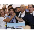 Lilian Tintori (izq), esposa del dirigente encarcelado Leopoldo López, celebra con otros representantes de la MUD la victoria electoral, en Caracas.-REUTERS / CARLOS GARCÍA RAWLINS