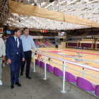 El alcalde de Valladolid, Óscar Puente, y el concejal de Deportes, Alberto Bustos, comprueban las inversiones en el polideportivo Pisuerga y en la pista polideportiva que se construye en la parcela anexa para el barrio Arturo Eyries-ICAL