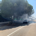 Bomberos de la Diputación sofocando un coche en combustión a la entrada de Traspinedo.- E. M.
