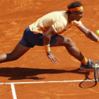 Nadal devuelve una bola difícil en su partido de este sábado ante Murray.-AFP