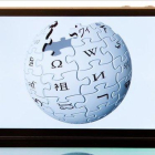 El logotipo de Wikipedia en un teléfono.-