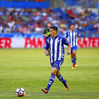 Cristian Espinoza conduce el balón durante el Alavés-Sporting de esta temporada.-LA LIGA