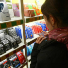 Una chica, frente a un estante repleto de preservativos en una tienda especializada de Barcelona.-Foto: SERGIO LAINZ