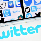 Logotipos de Twitter en varias pantallas.-AFP / LOIC VENANCE