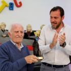 El crítico cultural Fernando Herrero recibe de manos del alcalde de Valladolid, Óscar Puente, el premio homenaje del XVIII Festival Internacional de Teatro y Artes de Calle de Valladolid, TAC 2017-ICAL