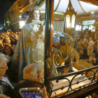 Un ‘mulero’ introduce la imagen de la Virgen en el carruaje, ante la mirada de cientos de espectadores.-PABLO REQUEJO