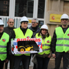 Miembros de Soria ¡YA! hacen entrega de la excavadora y el escrito en la Subdelegación de Soria.-EUROPA PRESS.