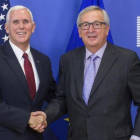 Juncker (derecha) y Mike Pence, vicepresidente de EEUU, en Bruselas, el 20 de febrero.-EFE / STEPHANIE LECOCQ