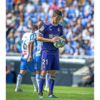 Míchel, pensativo, agarra el balón dispuesto a tirar el penalti frente al Espanyol.-PHOTO-DEPORTE