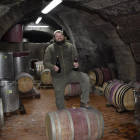 Thyge Benned, ‘Chus’ el danés, en el interior de la bodega subterránea donde hasta ahora elabora su vinos en el casco histórico de Fermoselle acogidos a la DO Arribes.-