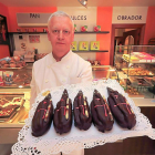 Javier del Caño Morell, presidente de la Asociación de Confiteros con el postre del ‘Penitente’.-PABLO REQUEJO (PHOTOGENIC)