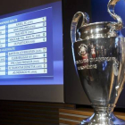 El cuadro del sorteo de la Champions, detrás del trofeo.-Foto: AP / SALVATORE DI NOLFI