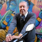 Antonio Cabanas, que publica su nueva novela histórica, 'El camino de los dioses', ambientada en el Egipto de los Ptolomeos, este miércoles en Barcelona, en una calle del Raval.-RICARD CUGAT