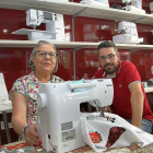 Dioni Serna y su hijo Gerardo Melero, junto a algunas de las máquinas de coser que venden desde Palencia.-M. BRÁGIMO