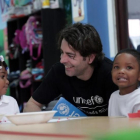 El actor Eduardo Noriega, en una escuela panameña.-FRANCISCO MÁLAGA