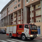 Un vehícuo de bomberos, frente al edificio.-BOMBEROS DE BURGOS