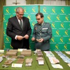 El subdelegado de Gobierno, Antonio Bermejo, junto al teniente coronel Javier Peña, muestran la mercancía incautada en la operación 'Sinobas'-Ical