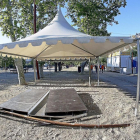 Una de las carpas instaladas ya junto a la playa de Las Moreras.-J. M. LOSTAU