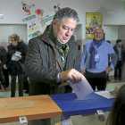 Tomás Burgos vota en su colegio electoral.-Ical