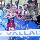 La vallisoletana Esther Gómez saluda al público antes de entrar victoriosa en la línea de meta.-PABLO REQUEJO
