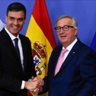 Sánchez y Juncker se saliudan antes de la reunión que han mantenido previa a la cumbre de la UE.-/ ARIS OIKONOMOU (AFP)