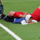La imagen de Moisés Aguilar ayudando al futbolista rival.-/ TWITTER / LA PALMA CF