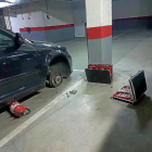 Los ladrones utilizaron un extintor para robar las ruedas de otros vehículos.-EL MUNDO