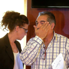 Rosana y Pedro Muñoz, los tíos de Sara, ayer durante la rueda de prensa.-ICAL