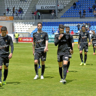 Los jugadores del Valladolid se retiran con gesto serio al vestuario tras la derrota sufrida ante el Alavés, ayer, en Mendizorroza.-ARABA PRESS