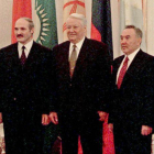 De izquierda a derecha, los presidentes de Tayikistán (Immomaly Rakhmonov), Bielorrusia (Alexander Lukashenko), Rusia (Borís Yeltsin), Kazajistán (Nursultan Nazarbayev) y Kirguizistán (Askar Akayev), en el Kremlin, el 26 de octubre de 1999.-AP / ITAR-TASS