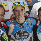 Àlex Márquez (Kalex) celebra, con sus mecánicos, su primera victoria en Moto2.-EFE