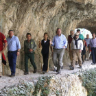 La ministra de Agricultura, Alimentación y Medio Ambiente, Isabel García Tejerina, visita la vertiente leonesa de Picos de Europa y recorre, acompañada por el consejero de Fomento y Medio Ambiente de la Junta de Castilla y León, Antonio Silván, una parte -Ical